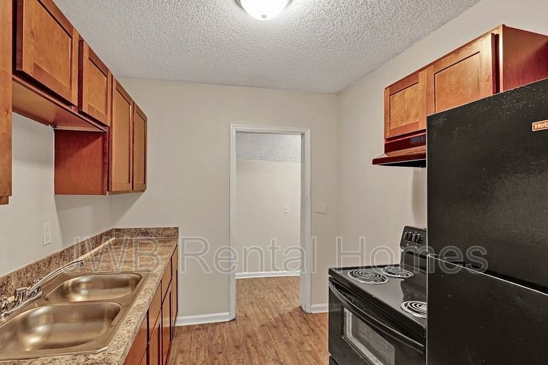 7823 Paul Jones Dr - Photo 4 of 18