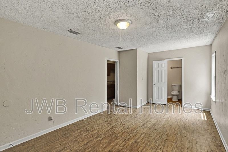 7823 Paul Jones Dr - Photo 5 of 18