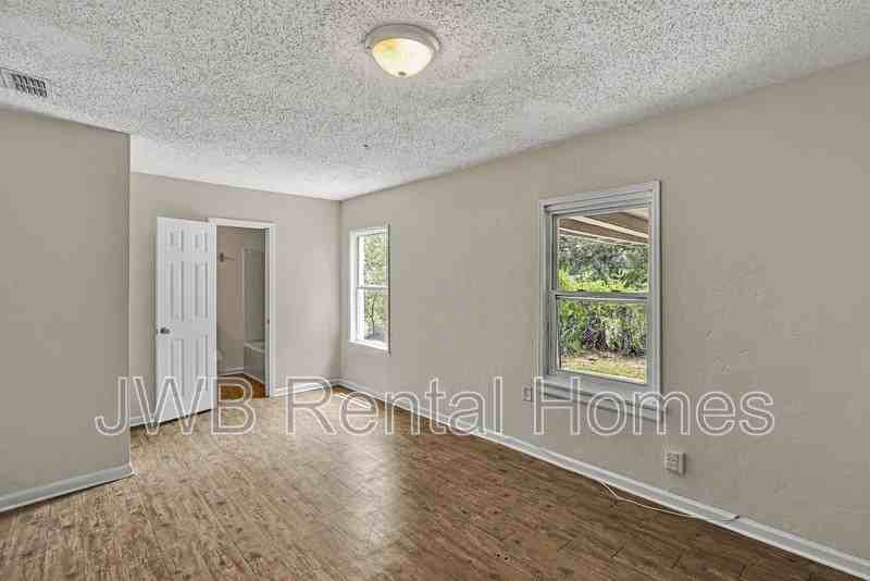 7823 Paul Jones Dr - Photo 6 of 18