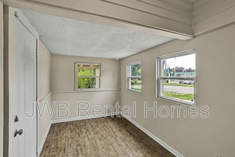 7823 Paul Jones Dr - Photo 7 of 18