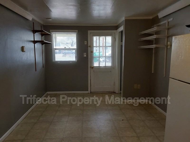 105 1/2 E Stuart St - Photo 2 of 6