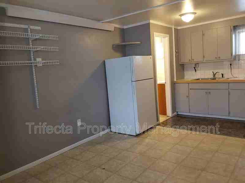 105 1/2 E Stuart St - Photo 3 of 6