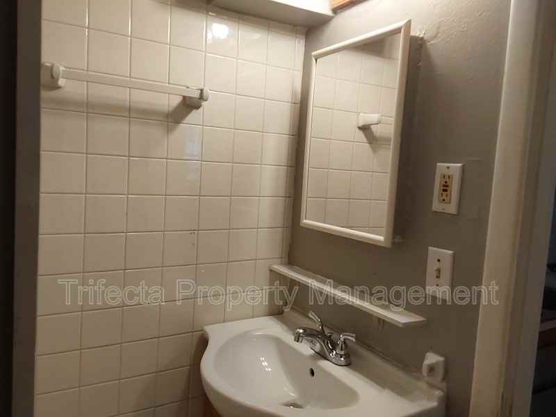 105 1/2 E Stuart St - Photo 6 of 6