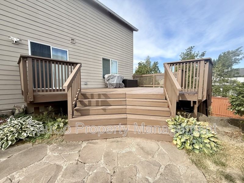 623 Ne Summerfield St - Photo 2 of 3