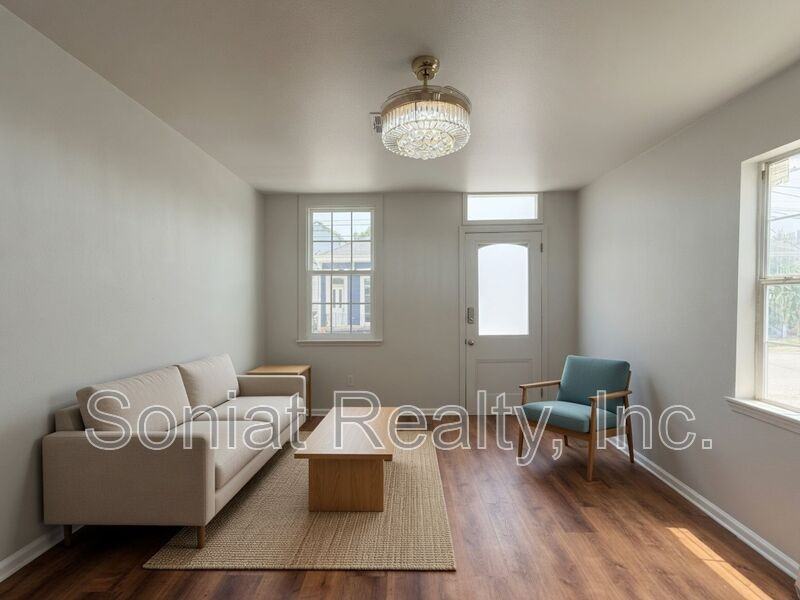 1461 N Robertson St - Photo 2 of 18