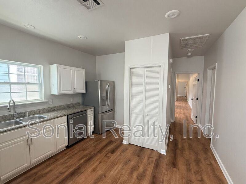 1461 N Robertson St - Photo 3 of 18