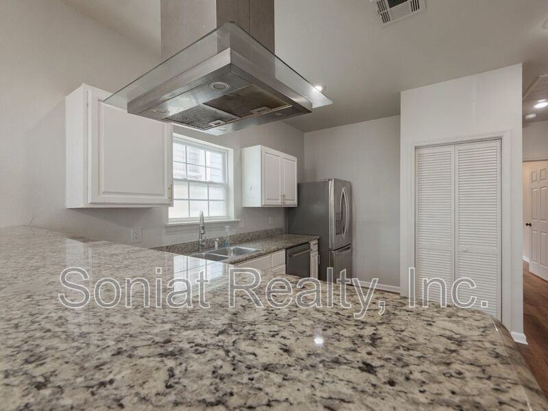 1461 N Robertson St - Photo 5 of 18