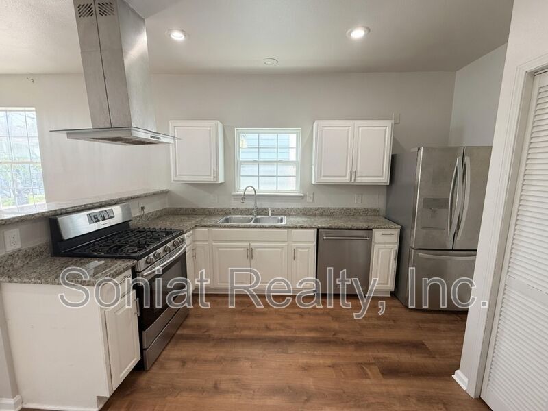 1461 N Robertson St - Photo 6 of 18