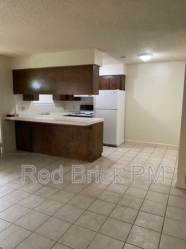 2307 N St - Photo 4 of 8