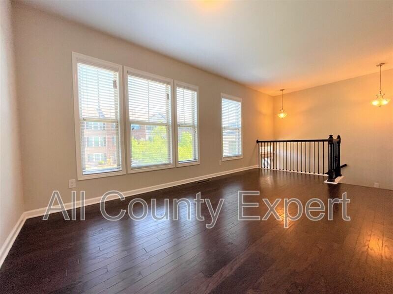 912 Rose Way - Photo 4 of 26