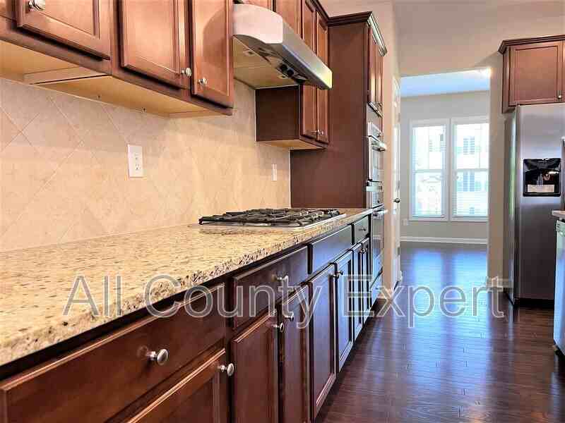 912 Rose Way - Photo 7 of 26