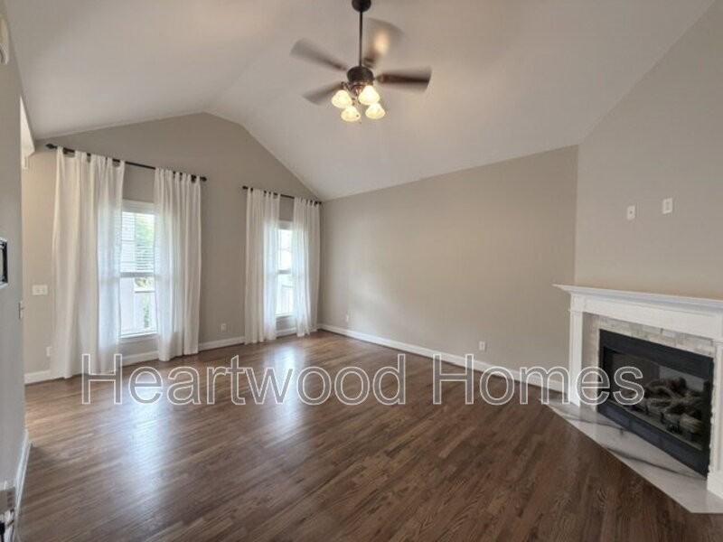432 Jackson Ave - Photo 4 of 38
