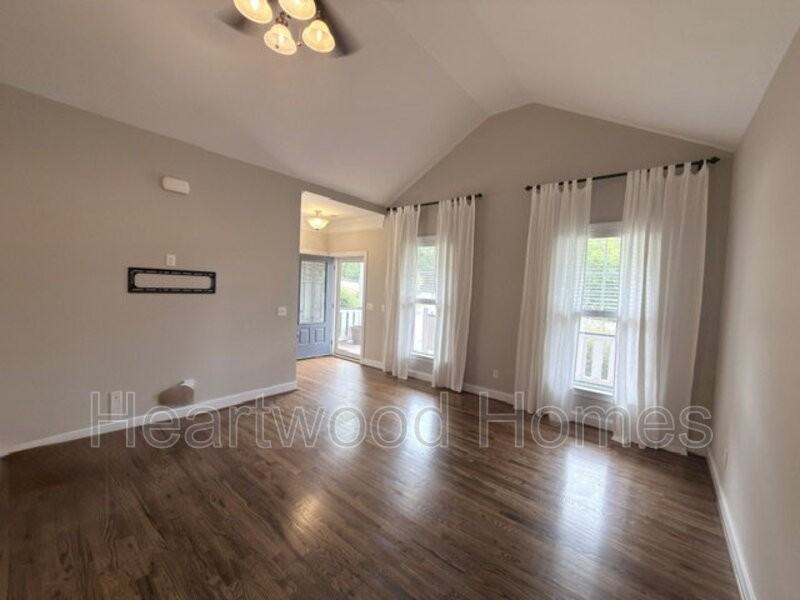 432 Jackson Ave - Photo 5 of 38