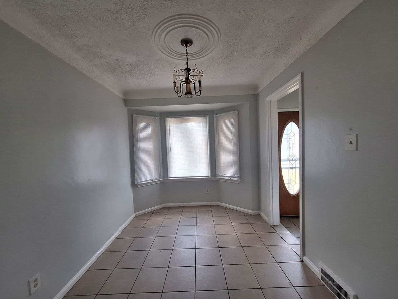 11243 Roxbury St - Photo 5 of 29
