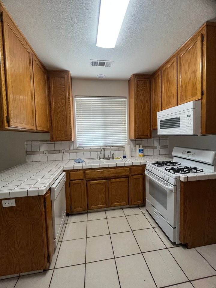1807 E Harter Ct - Photo 3 of 23