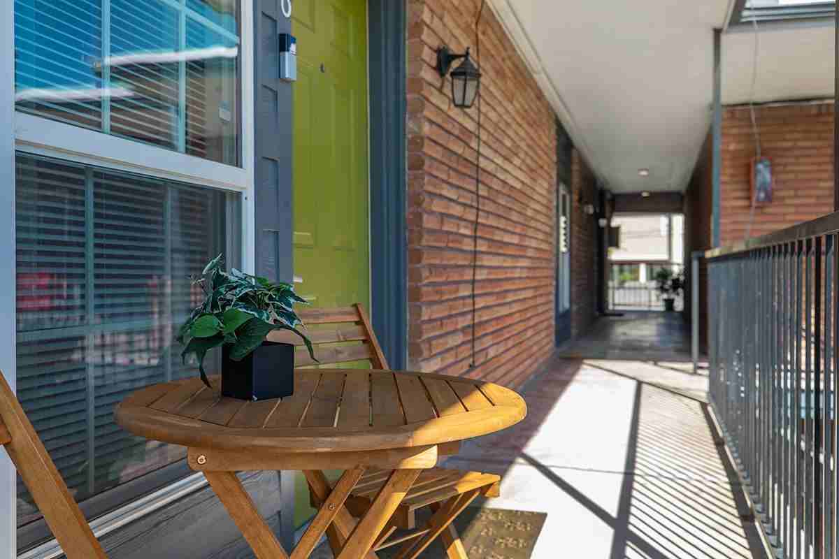 935 Byrne - Photo 2 of 13
