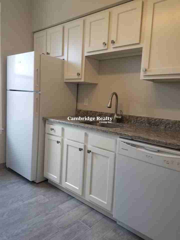 8 Farrington Ave #3T - Photo 5 of 25