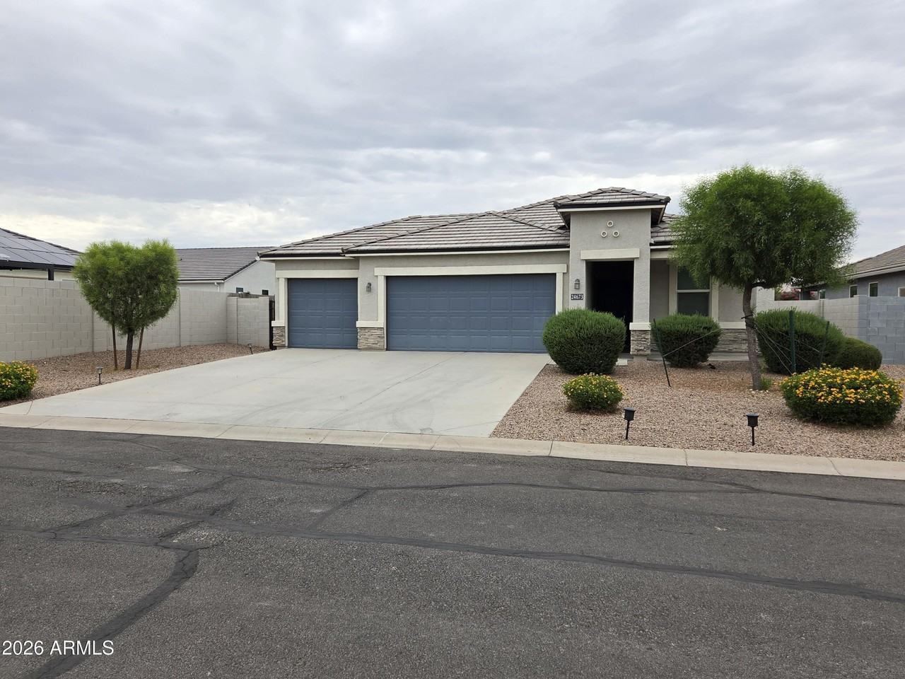 24673 N Alfalfa Dr - Photo 2 of 14