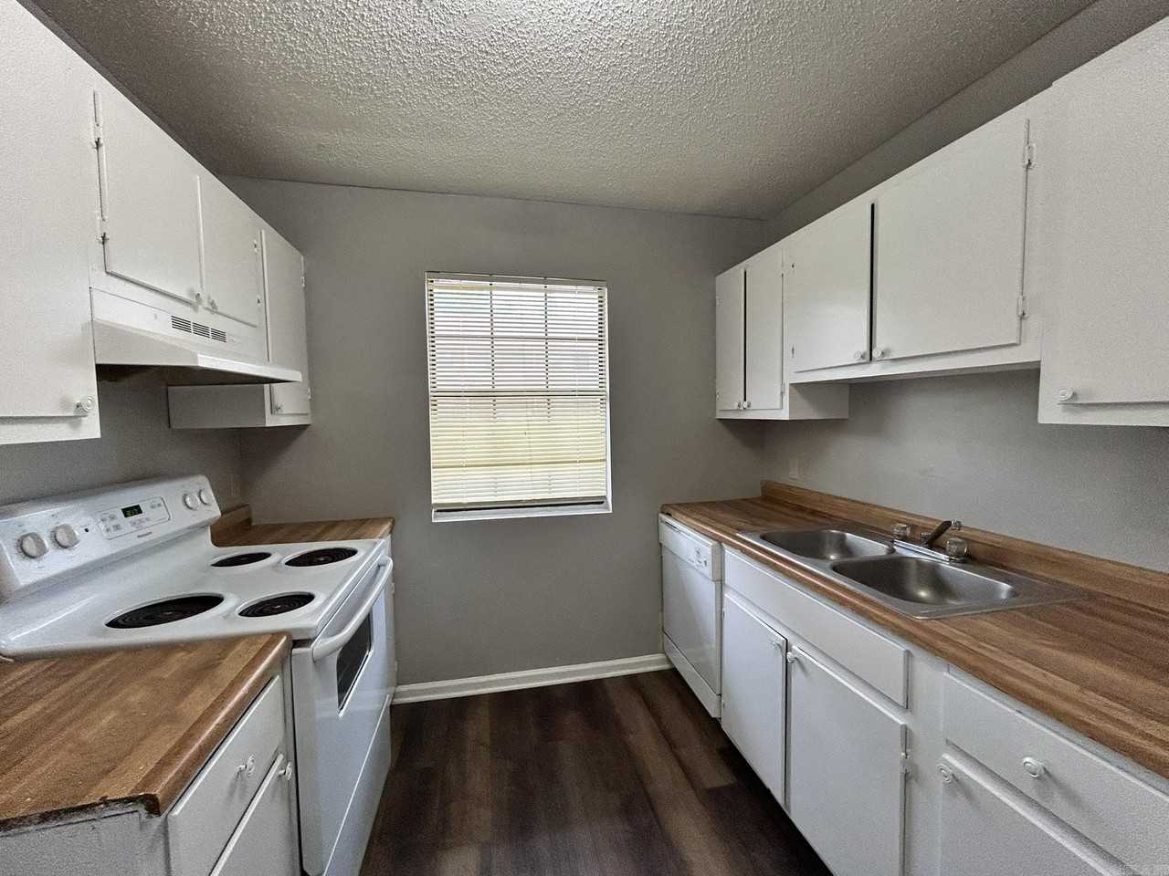 2710 S Taft St - Photo 6 of 10