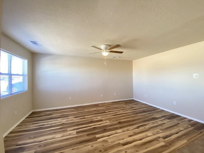 537 Tulip Rd Se #B - Photo 2 of 19