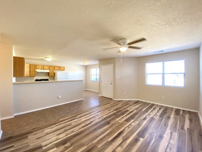 537 Tulip Rd Se #B - Photo 3 of 19