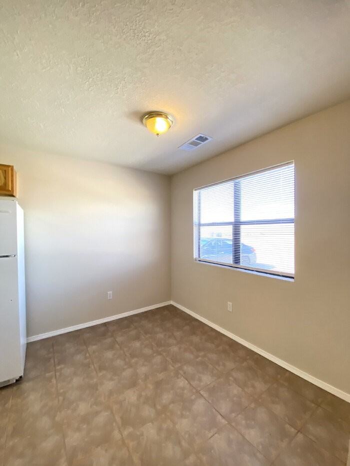 537 Tulip Rd Se #B - Photo 4 of 19