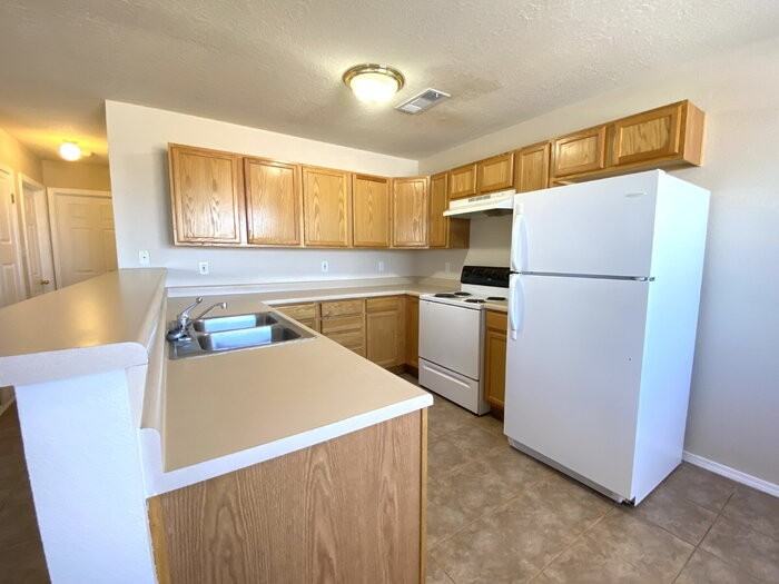 537 Tulip Rd Se #B - Photo 6 of 19