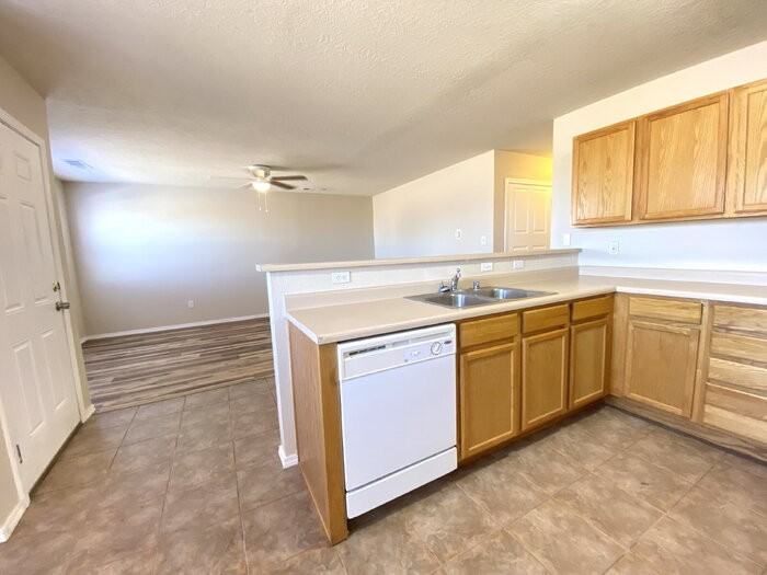 537 Tulip Rd Se #B - Photo 7 of 19
