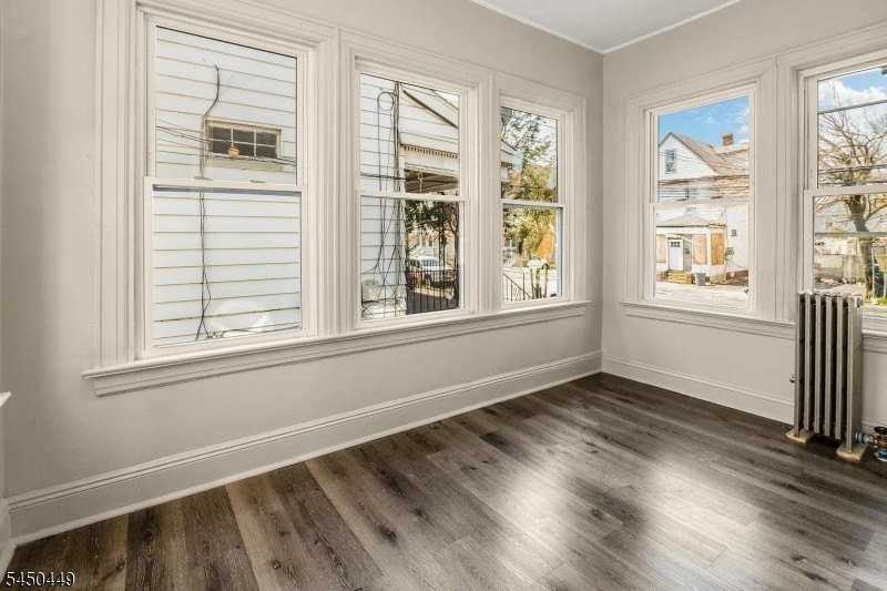 918 Grove St - Photo 2 of 4