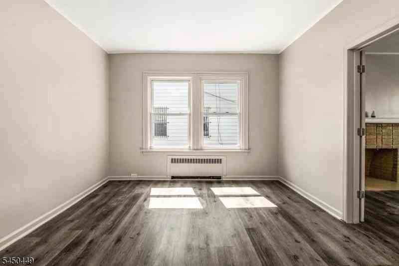 918 Grove St - Photo 4 of 4