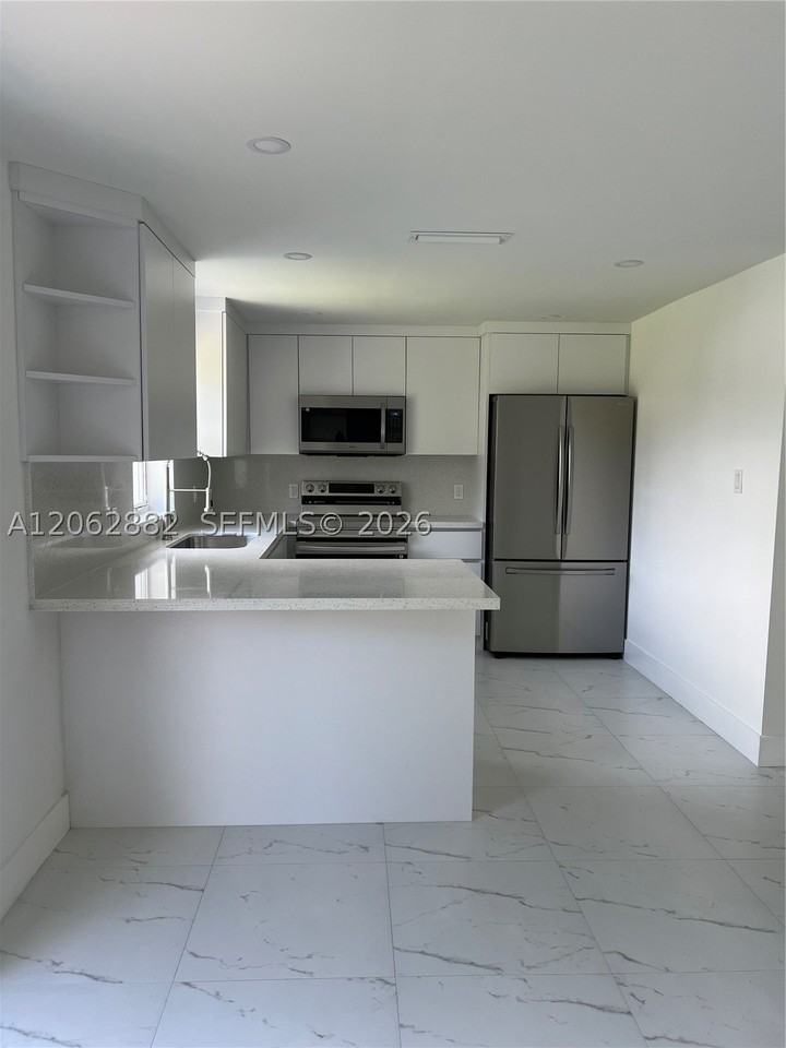 705 E 20th St - Photo 4 of 11