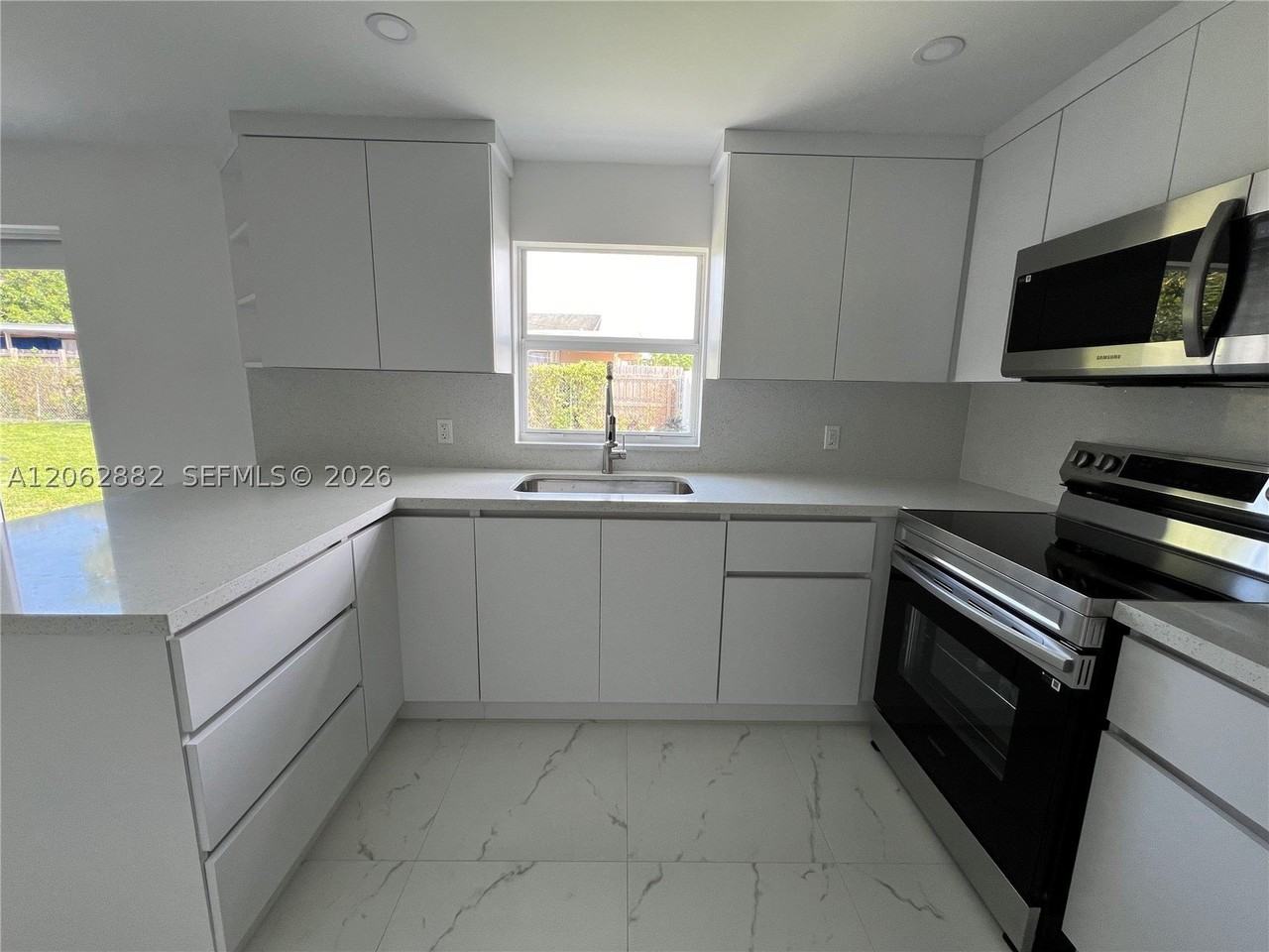 705 E 20th St - Photo 6 of 11