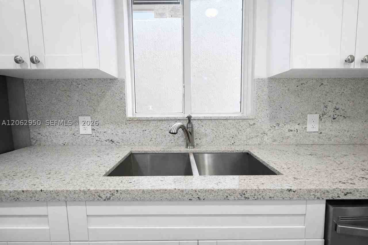 1015 Nw 8th Ave #B - Photo 5 of 25