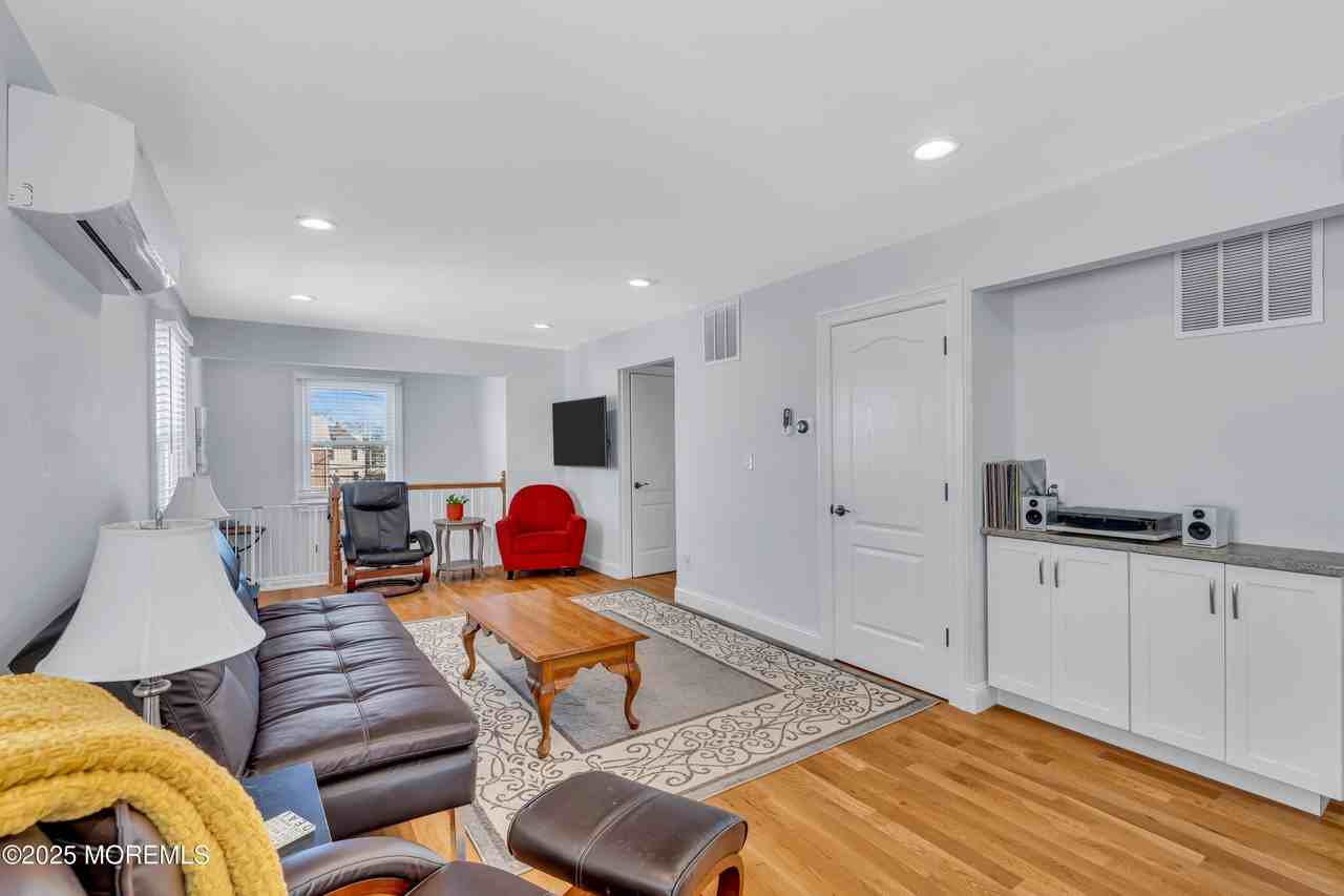 410 4th Ave #2 - Photo 4 of 18