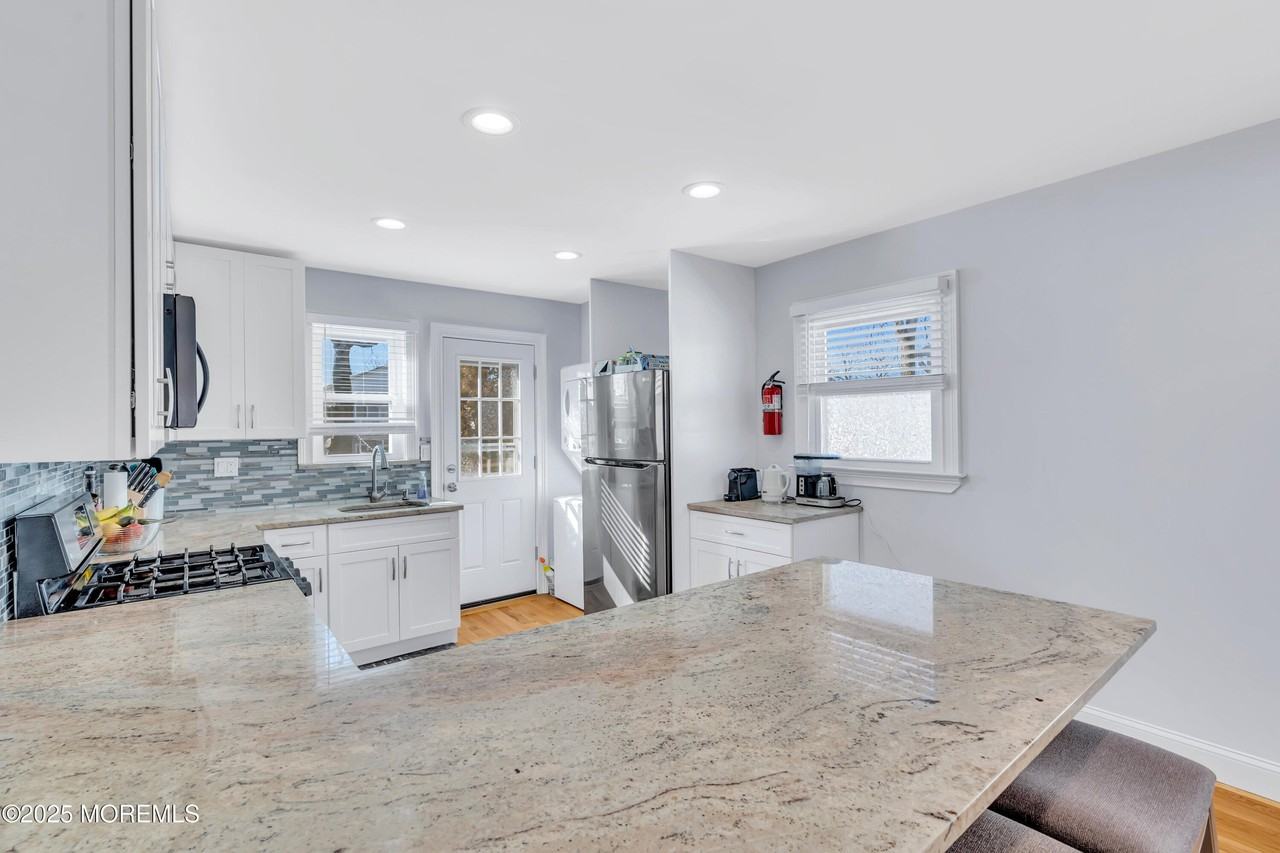 410 4th Ave #2 - Photo 5 of 18