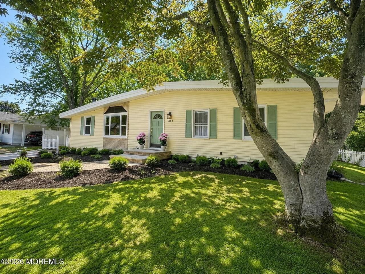 253 Parkview Ter - Photo 2 of 18