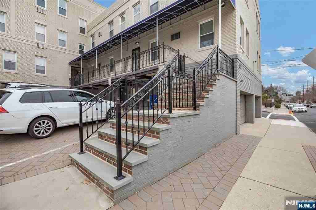 280 Undercliff Ave #2 - Photo 3 of 16