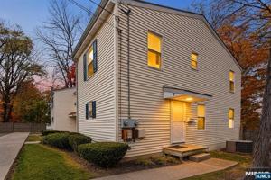 featured image of 2 Cottage Pl #4