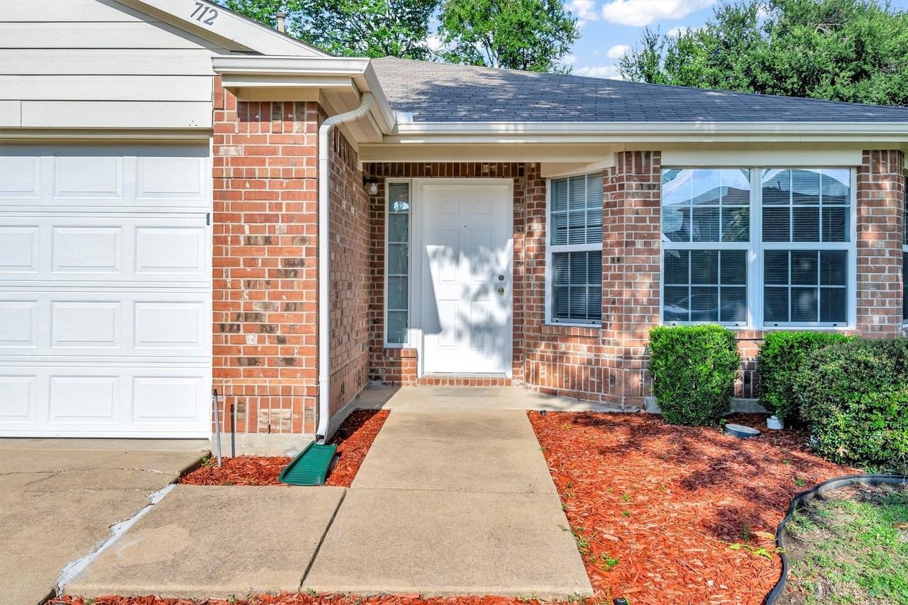 712 Riverhead Dr - Photo 3 of 28