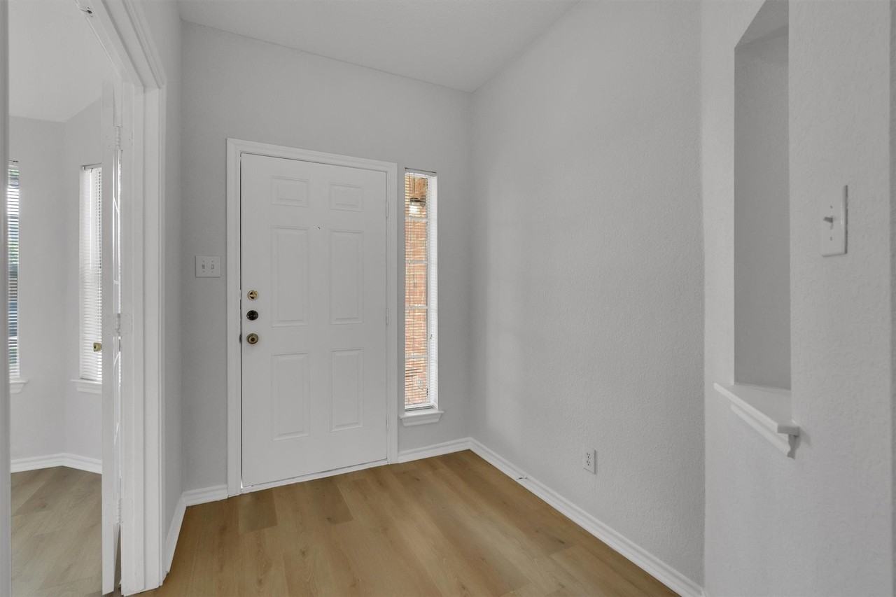 712 Riverhead Dr - Photo 4 of 28