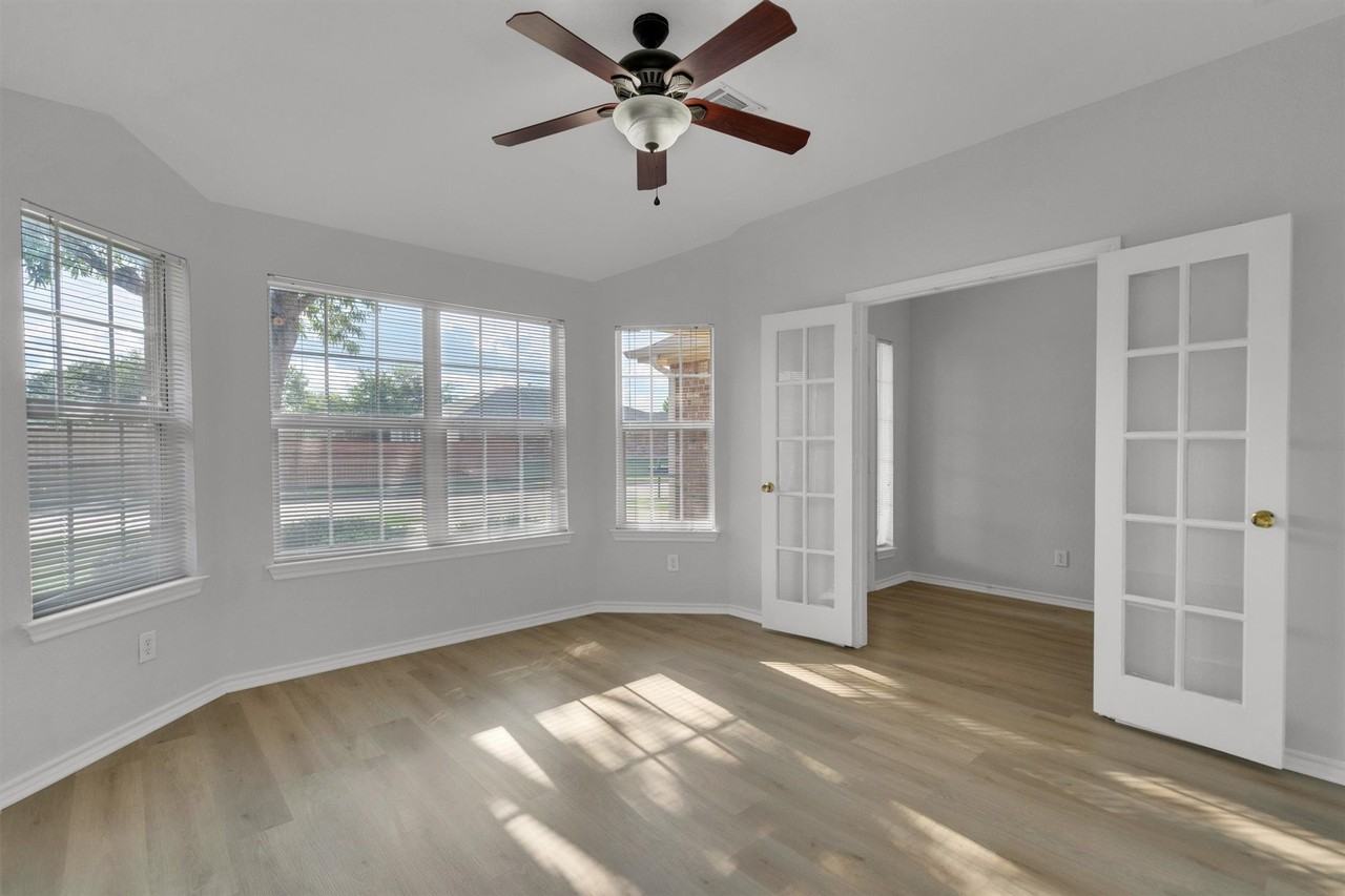 712 Riverhead Dr - Photo 5 of 28