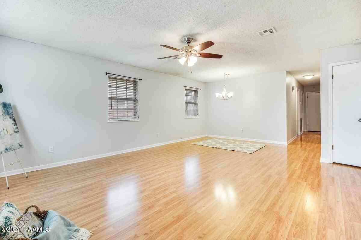 303 Gerald Dr - Photo 7 of 28