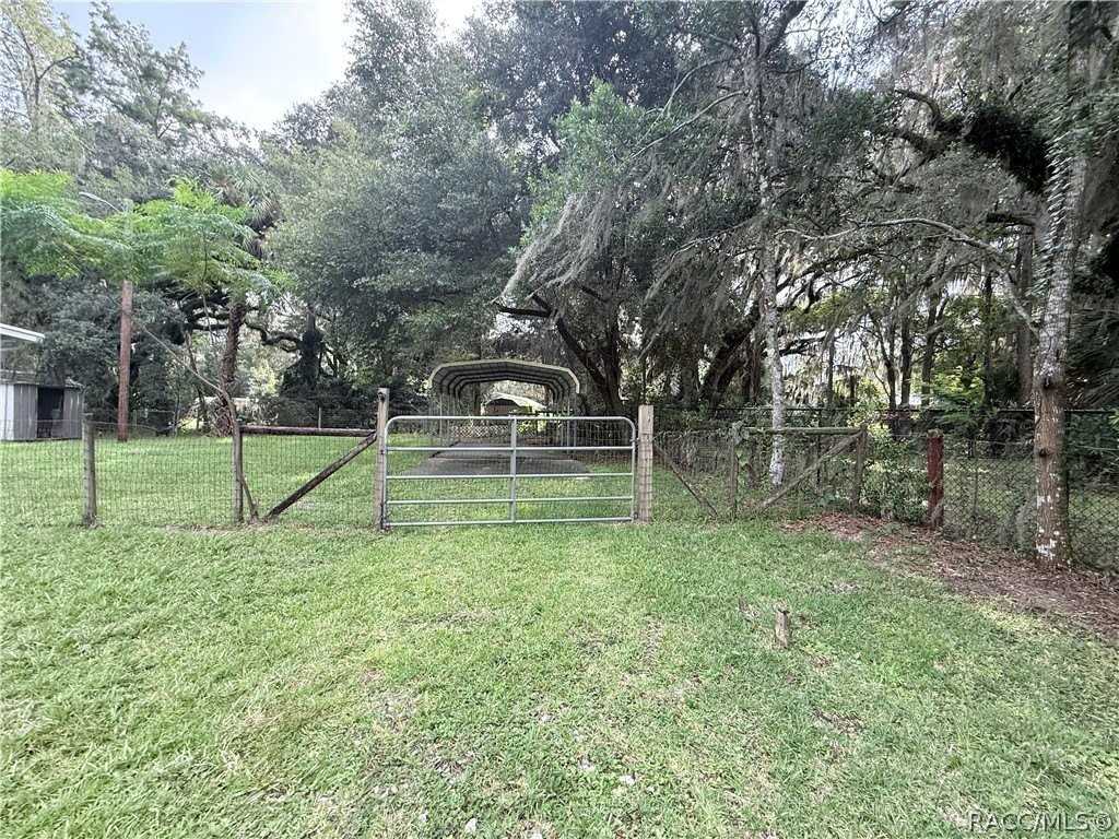 10715 N Northcut Ave - Photo 6 of 30