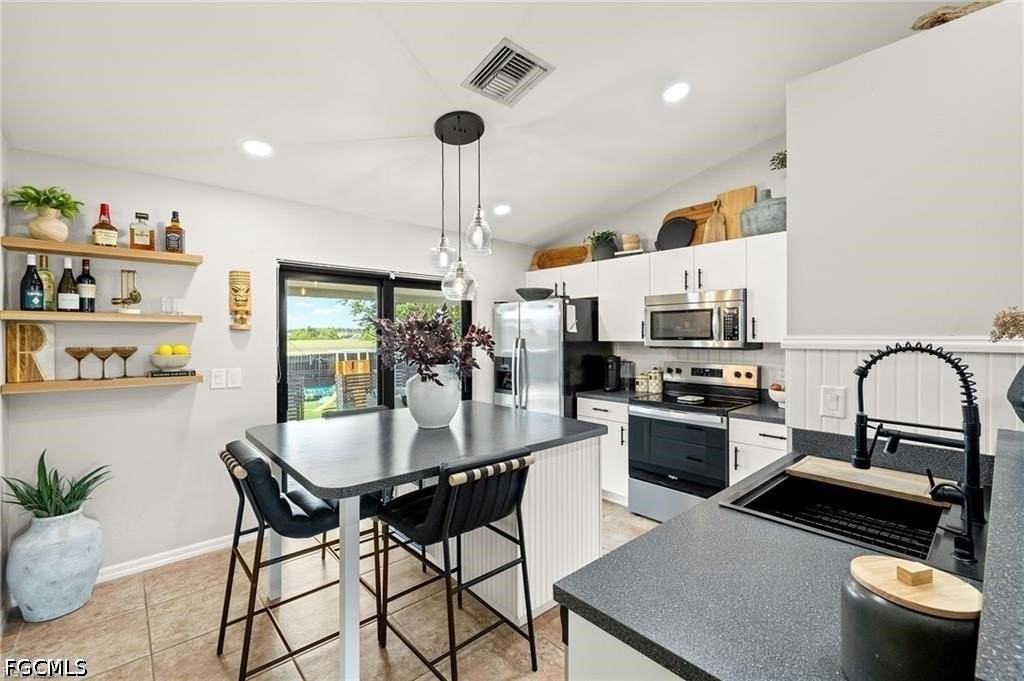 329 Ne 27th St - Photo 4 of 10