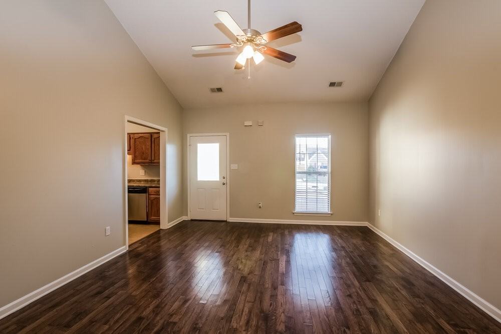 1146 Warwick Pl - Photo 4 of 15