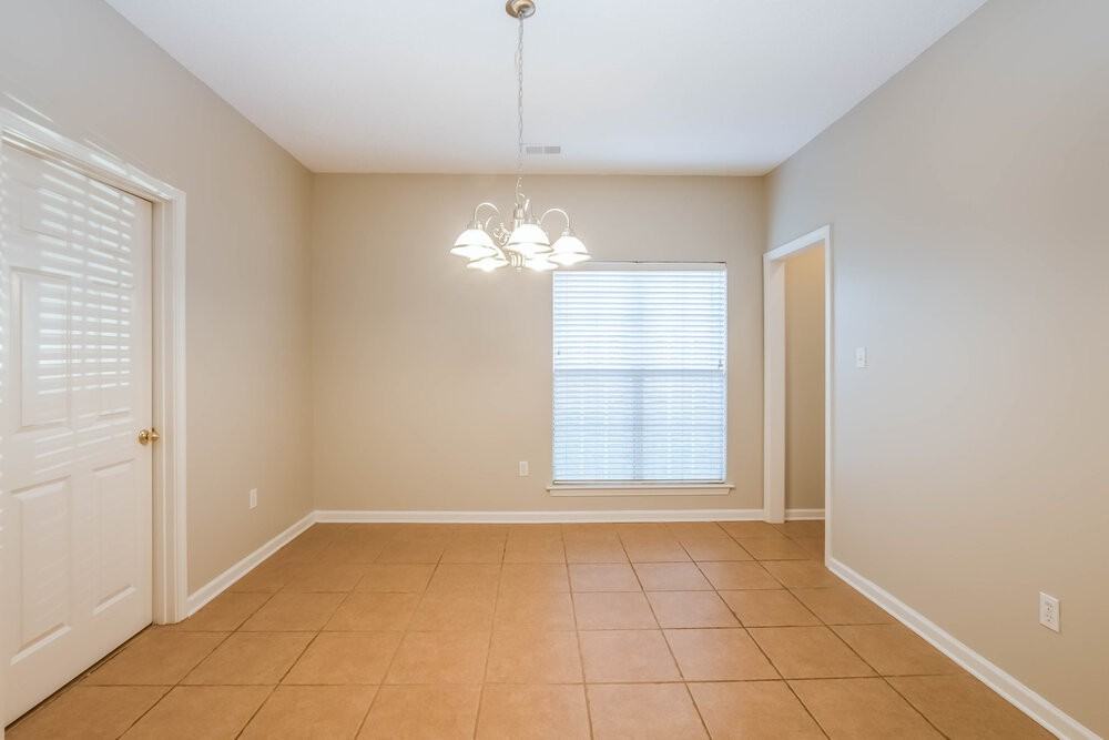 1146 Warwick Pl - Photo 5 of 15