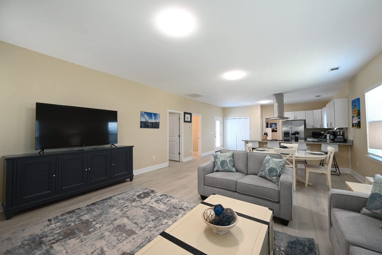 1047 N 10th Ave #1585620P - Photo 5 of 36
