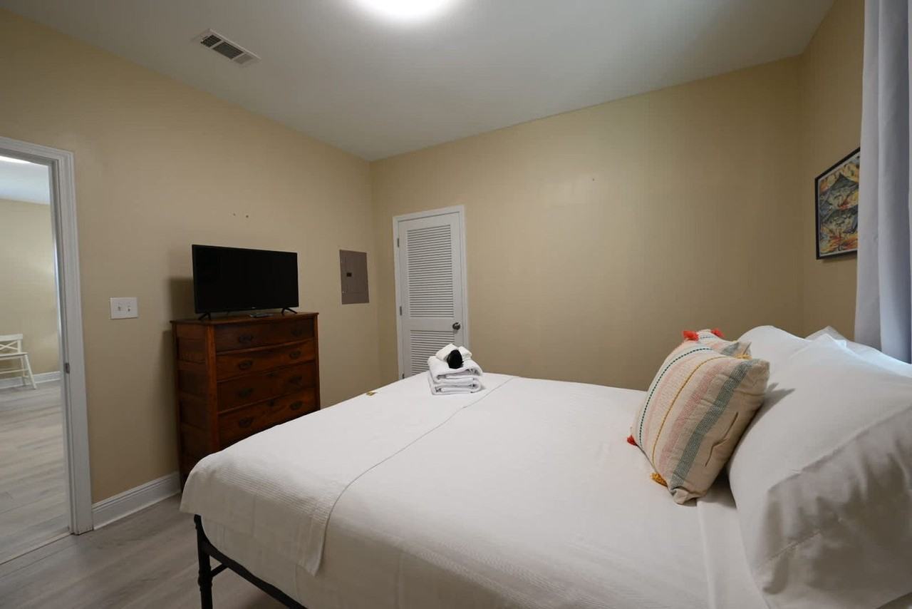1047 N 10th Ave #1585620P - Photo 7 of 36