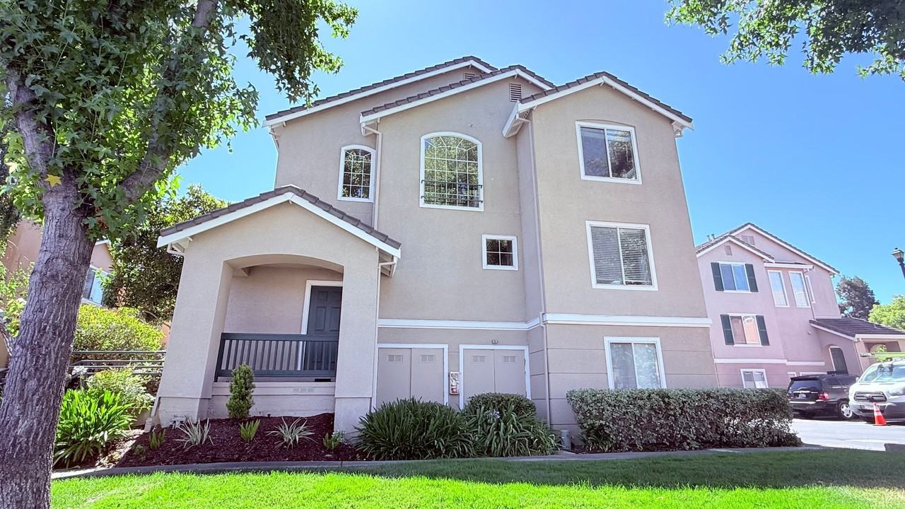 401 Skylark Ct - Photo 2 of 47