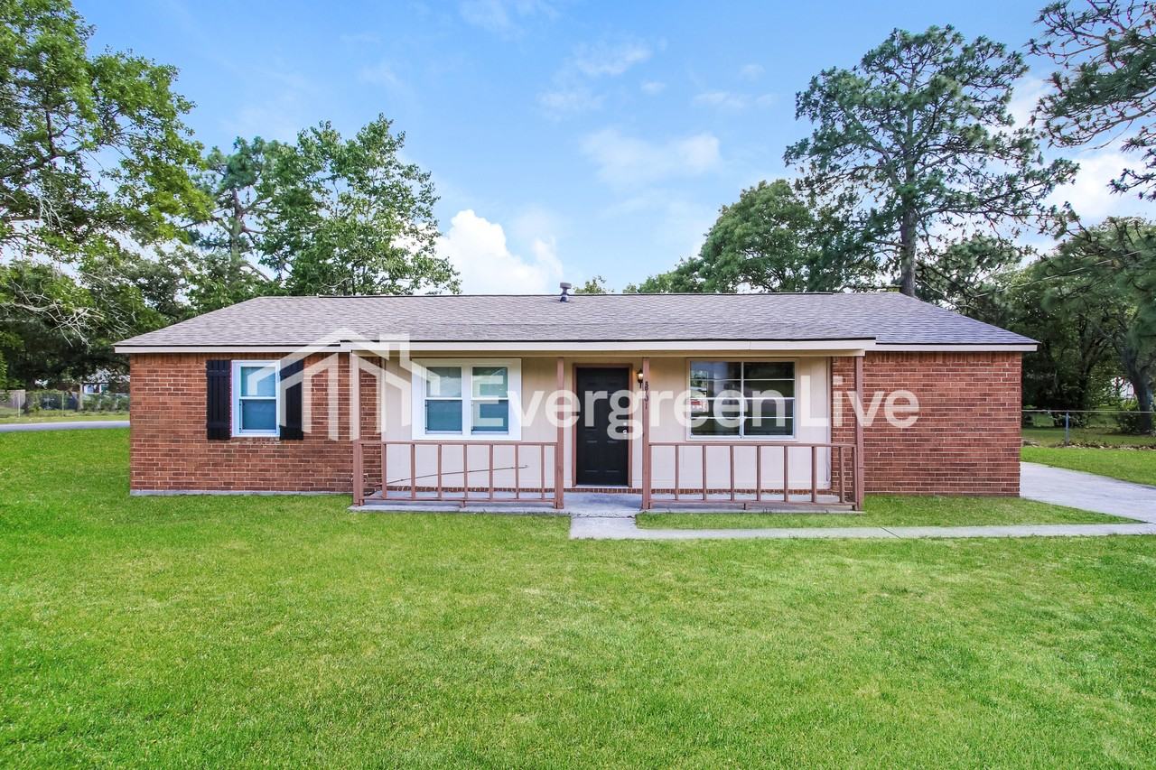 3701 Hickory Cove Rd - Photo 2 of 15